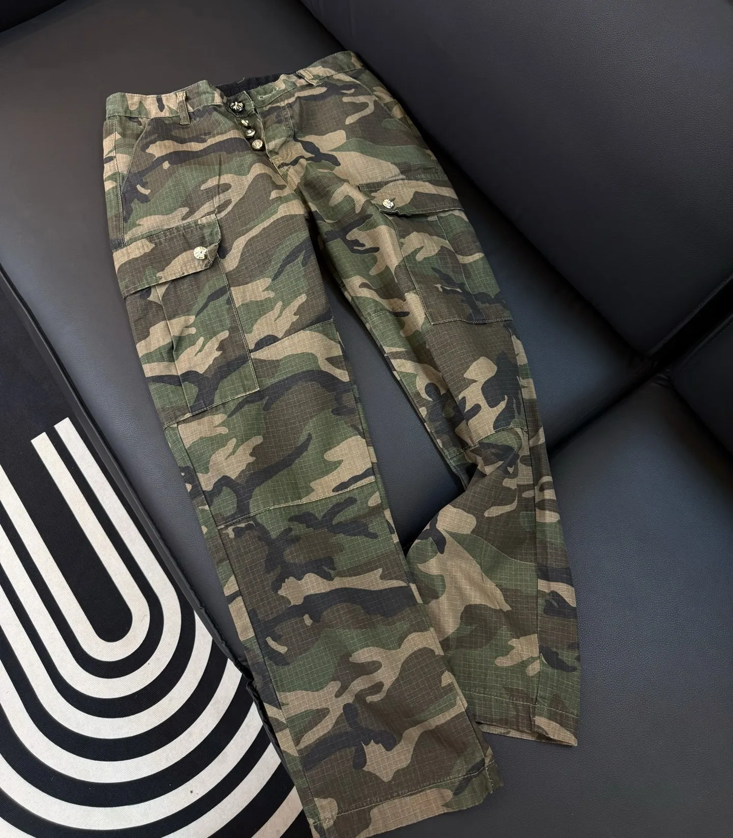 P280 Style number: D312 Chrome Hearts Chrome Hearts camouflage work jeans Color #Camouflage Size #S-Xxl (28 30 32 34 36) 28 Waist 74 Hip 102 Length 101 30 Waist 78 Hip 106 Length 102 32 Waist 82 Hip 110 Length 103 34 Waist 86 Hips 114 Pants length 104 36 Waist 90 Hips 118 Pants length 106 SIZE#28 30 32 34 36 (s m l xl xxl)